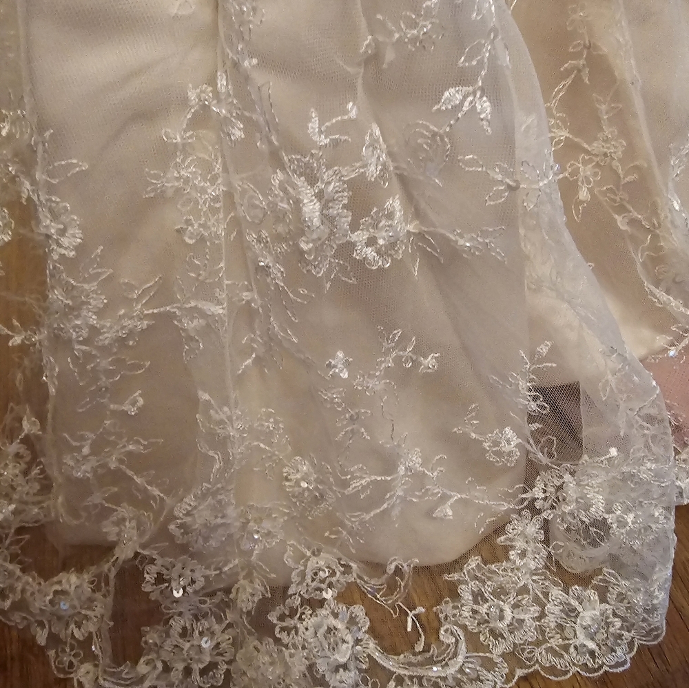 Wedding dress - Picture 13 of 16